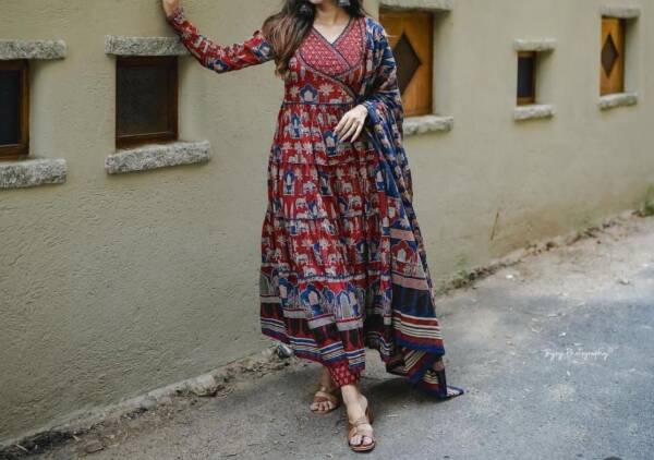 Anarkali kurta set with angrakha style - Image 3